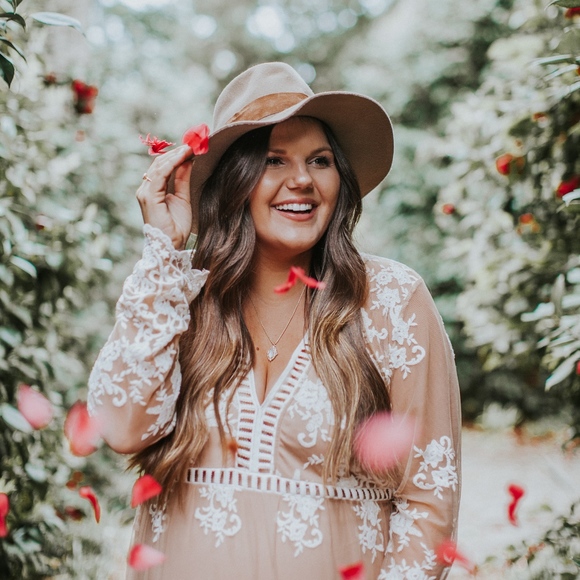 Meet your Posher, Abby - Picture 1 of 2